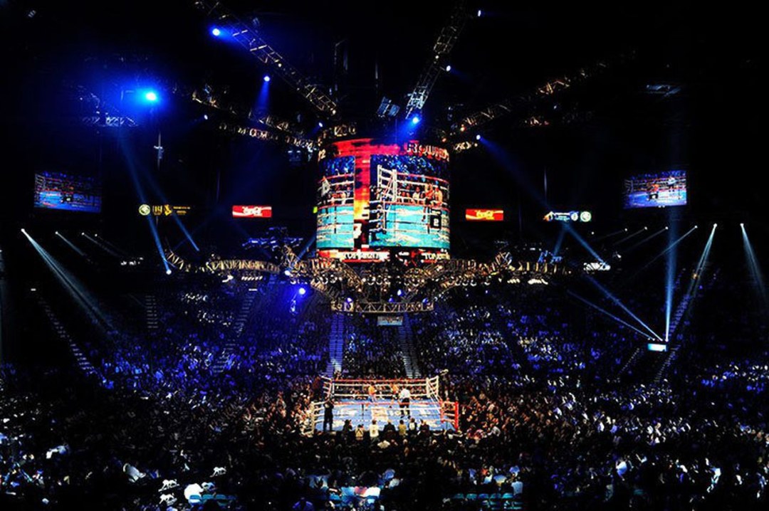 Asiático en guantes de boxeo