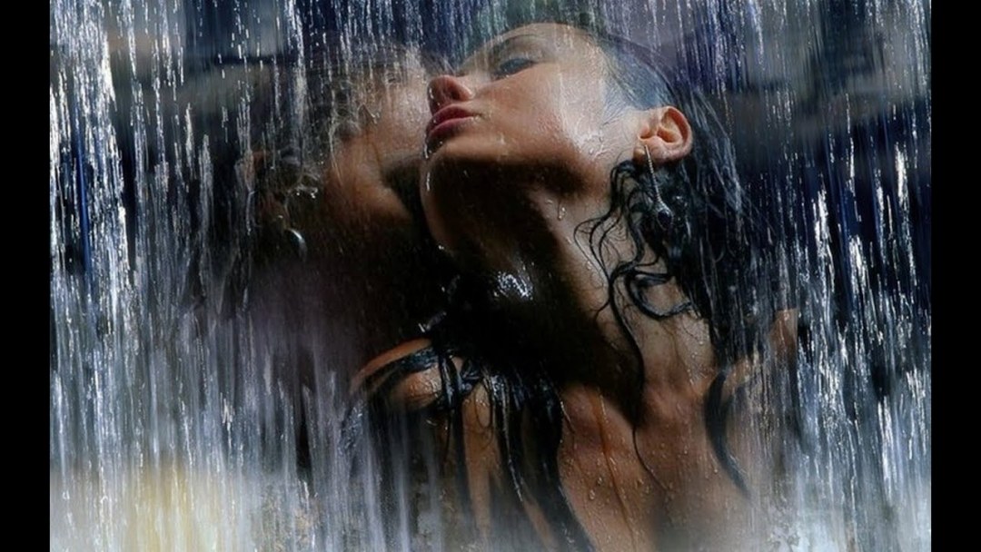 Una mujer bajo la lluvia