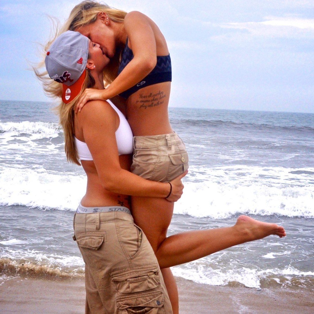 Besar a las chicas con una chica