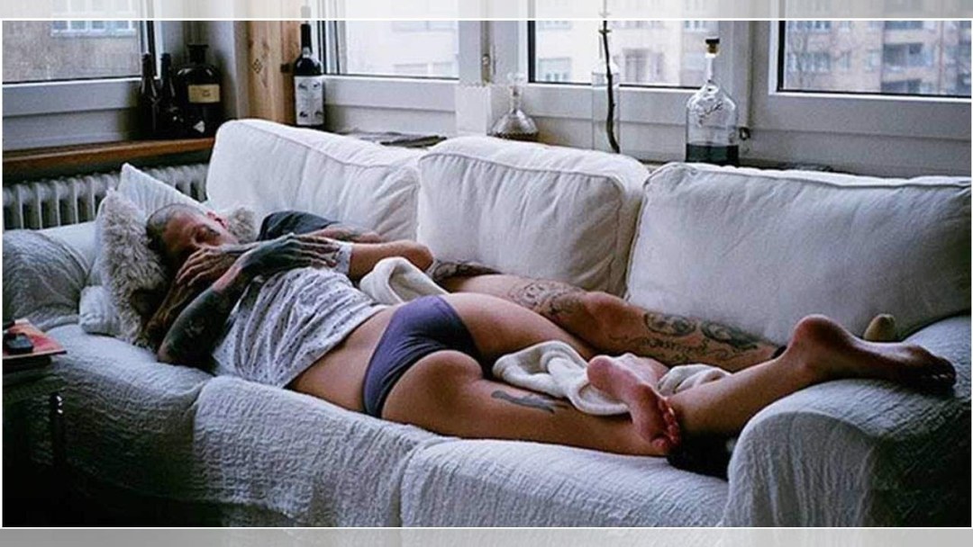 Las esposas en el apartamento están durmiendo