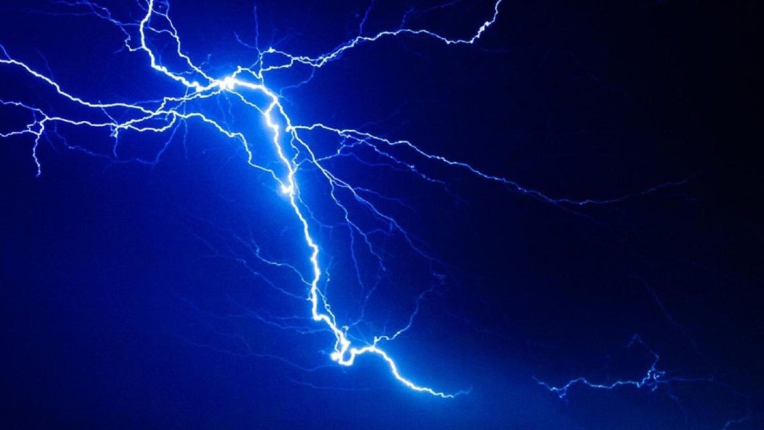 Lightning sobre un fondo negro