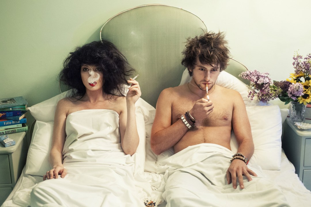 Humo en la cama