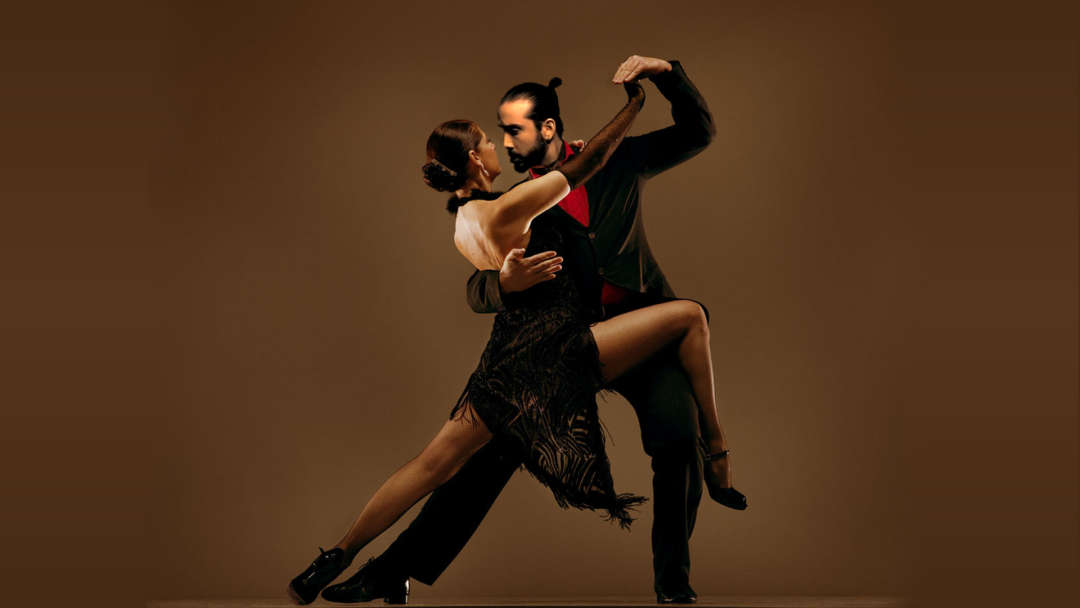 Las mujeres bailan latina en el pasillo