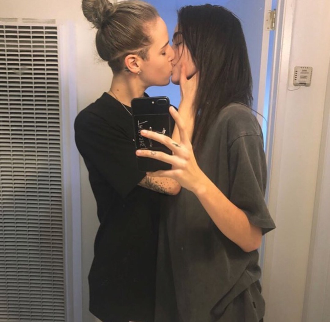 Las chicas LGBT se besan con lengua