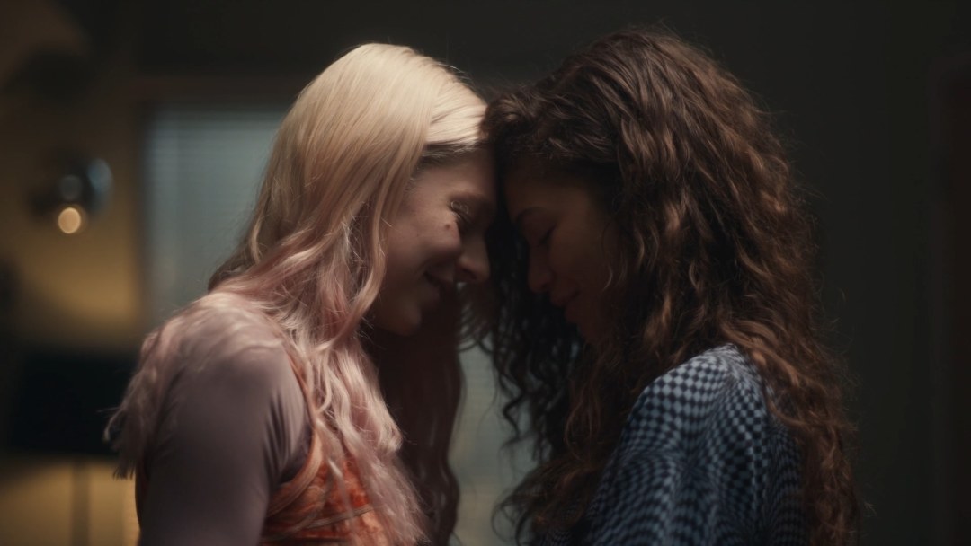Mia Kirschner beso lesbiano