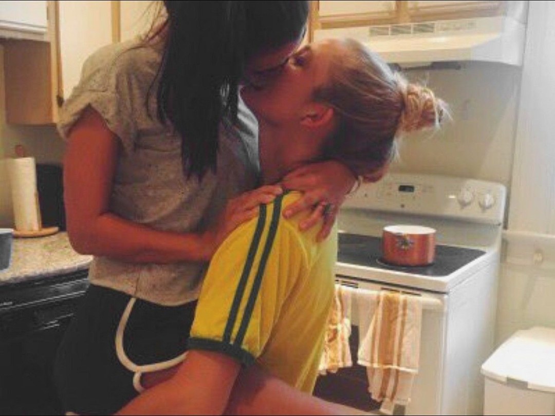 Morena y rubia en la cama