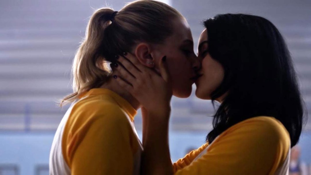 Pareja lesbiana en la playa