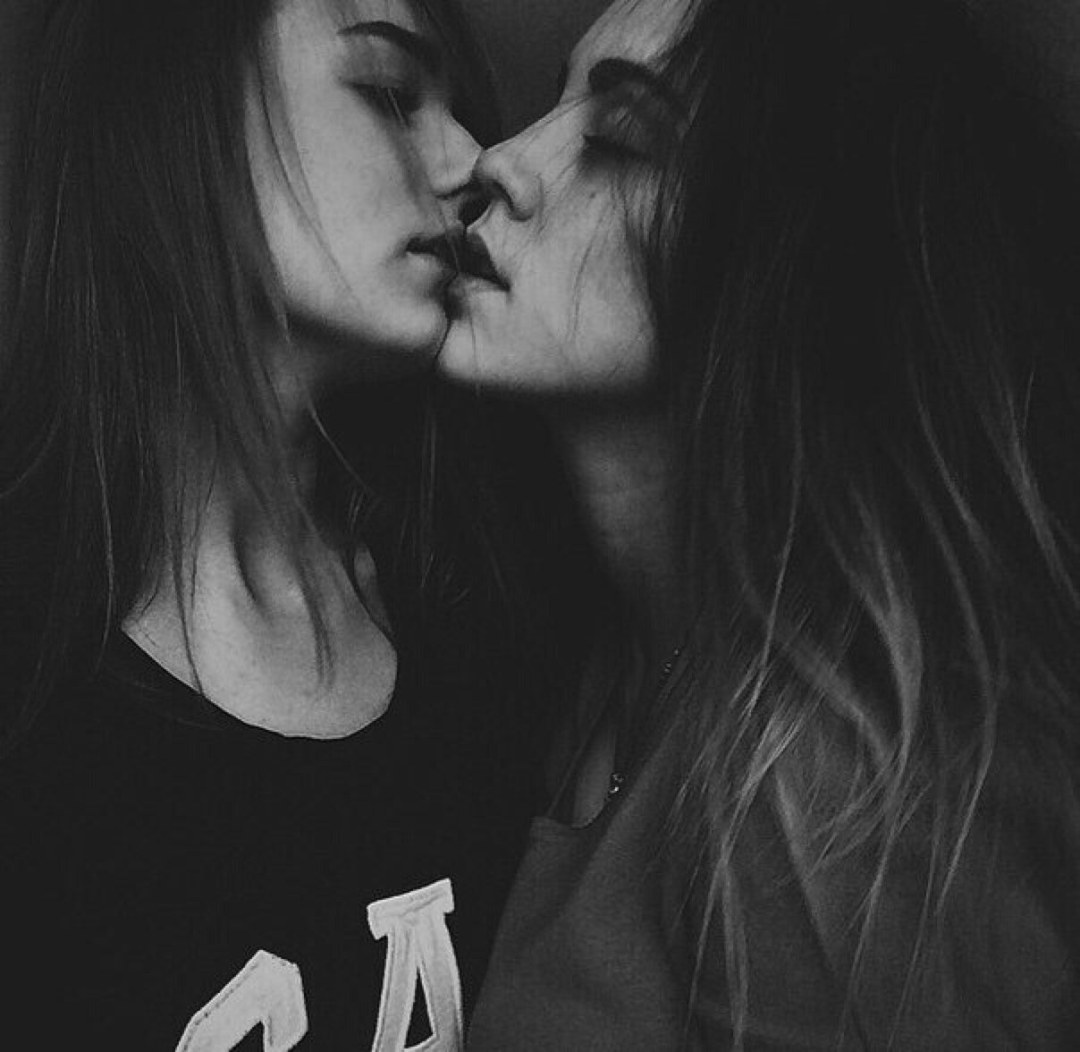Besos de chicas con una niña