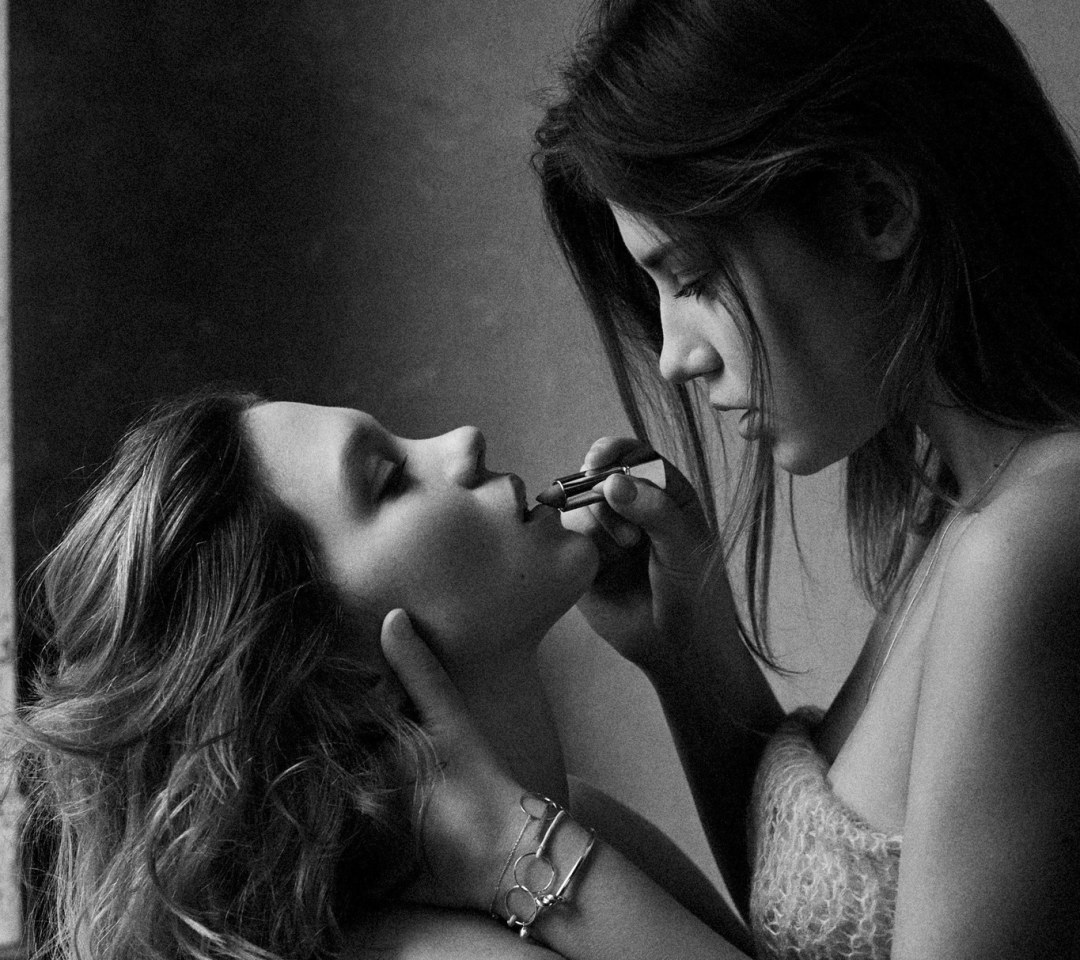 Beso rubio y morena