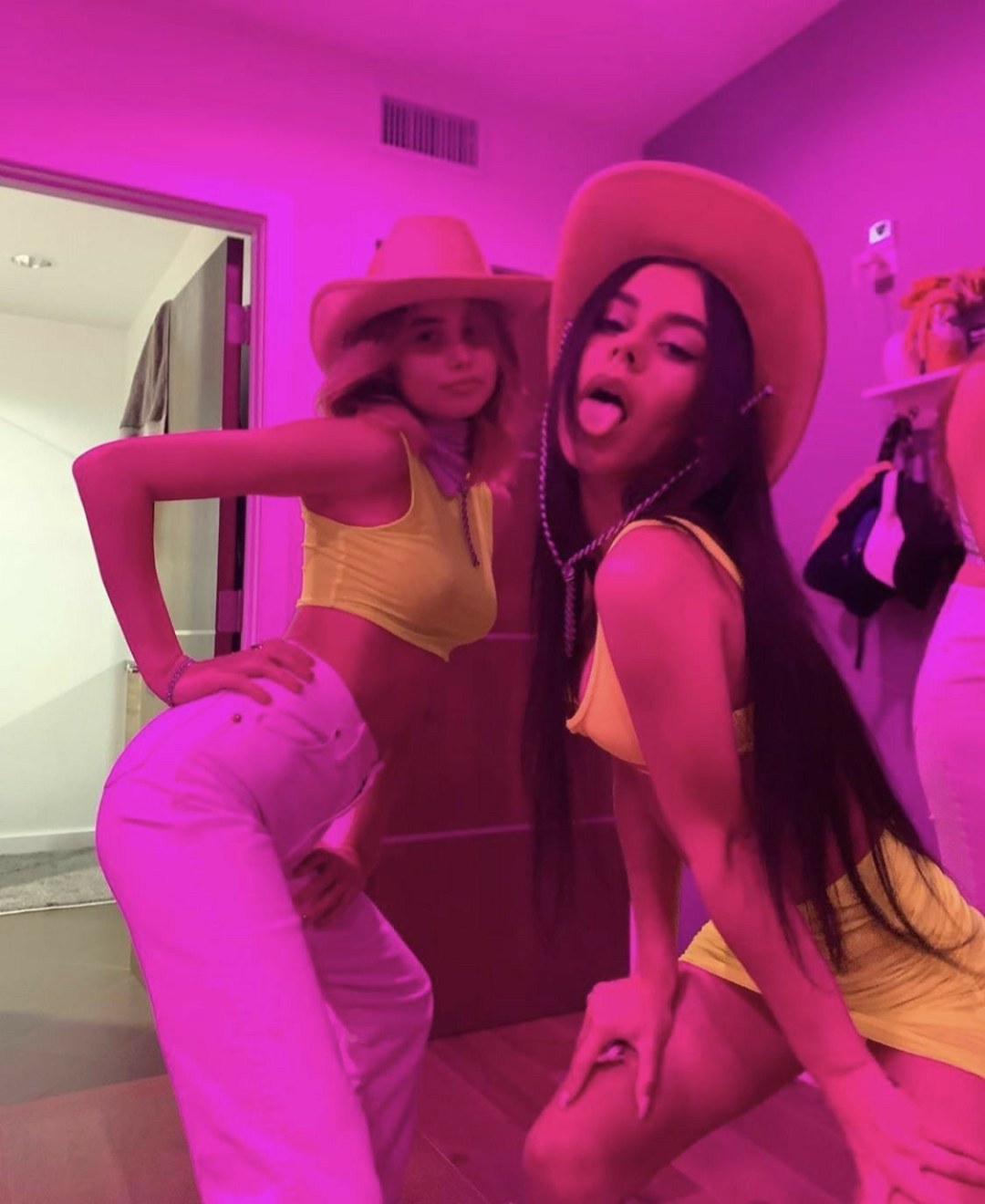 Sombra de una chica con cabello corto