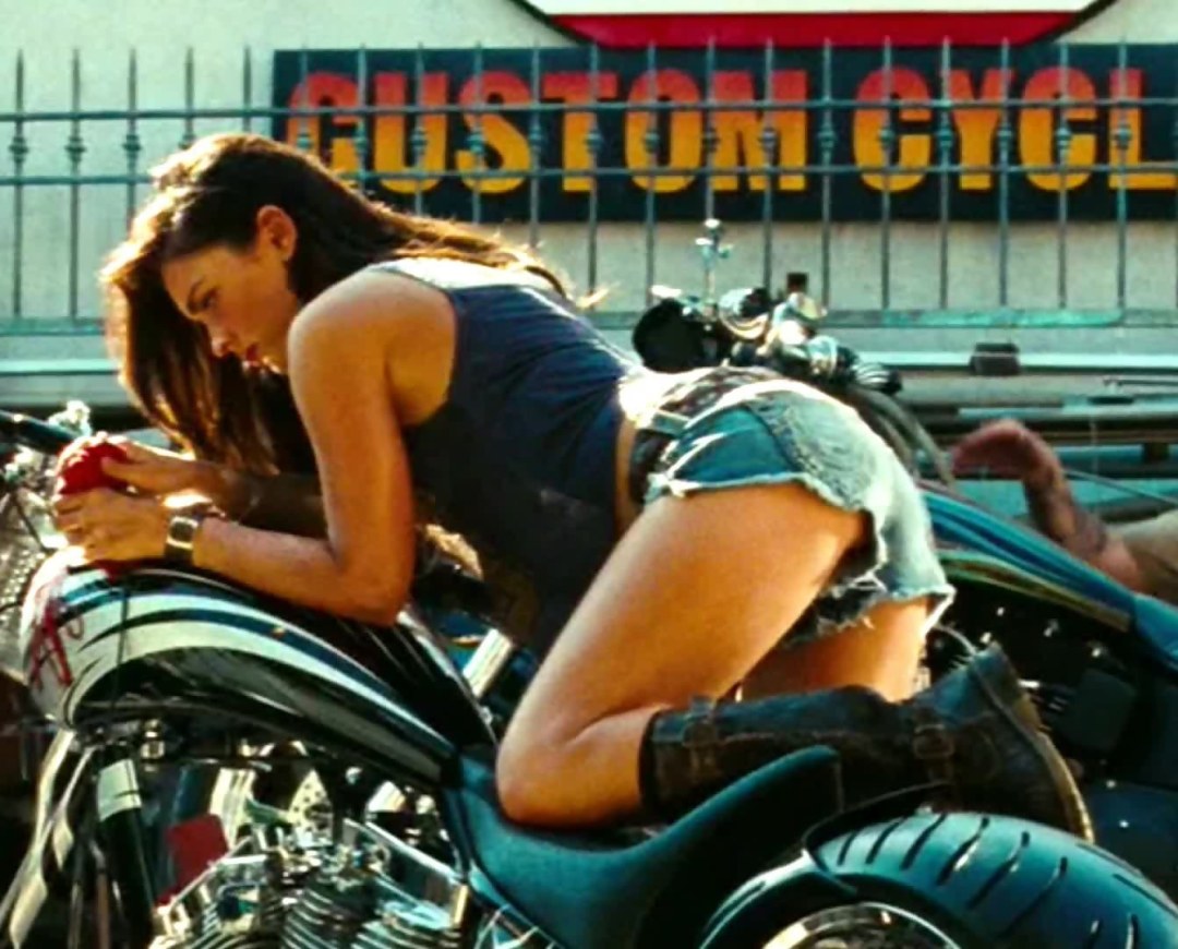 Megan Fox en una falda