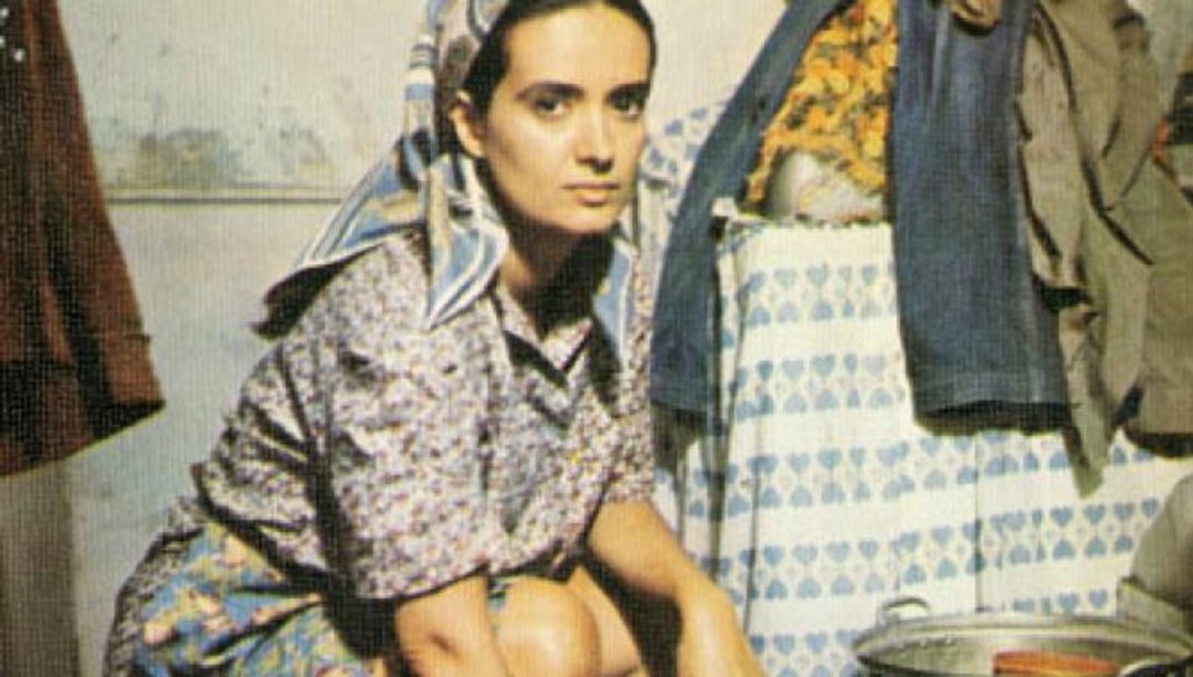 Selfie casera de uzbek joven gordo en el espejo