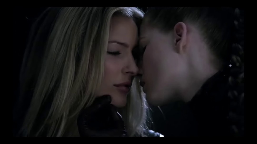 Tabrett Betell beso