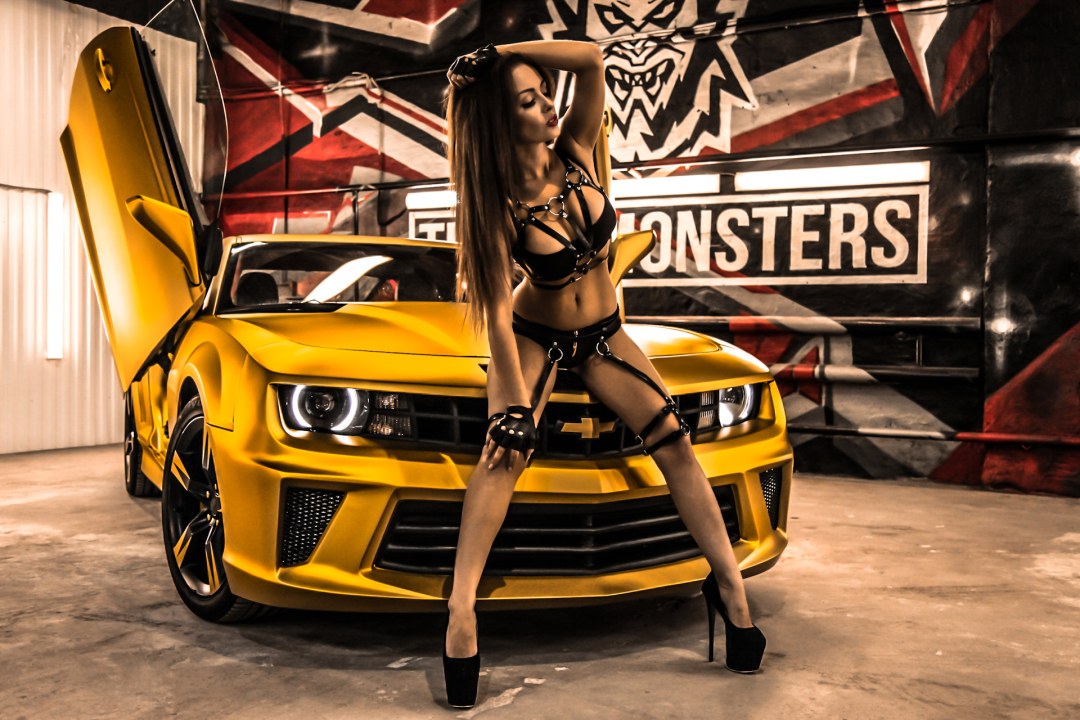 Chevrolet Kamaro y chicas