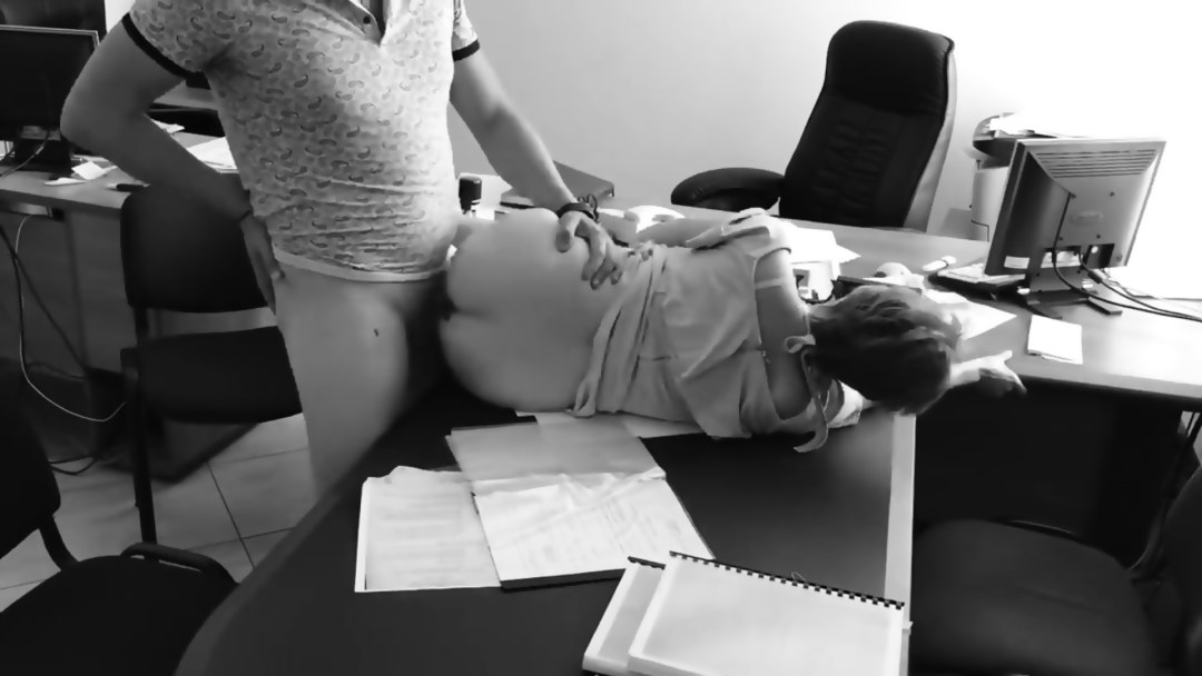 Jefe Teal Conrad follando en el escritorio con su cuerpo promedio