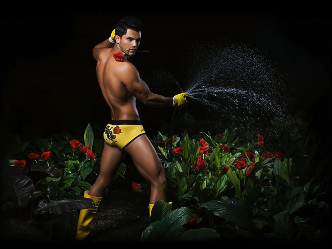 Hombre desnudo con flores