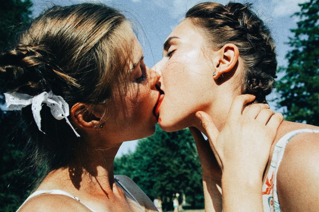 Besar entre mujeres