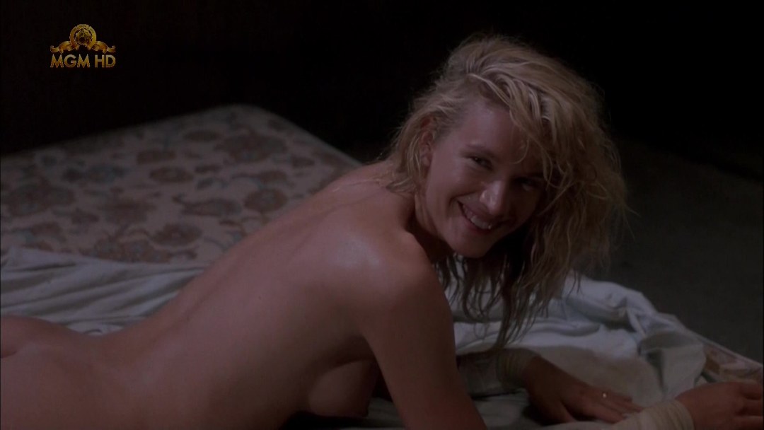Kelly Lynch House por la carretera desnuda