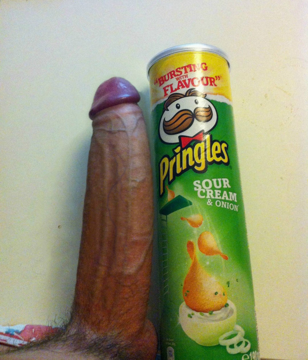 Sanny Komeri con un miembro desnudo