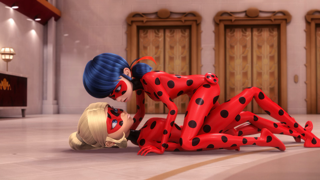 Marinette y Chloe Kiss