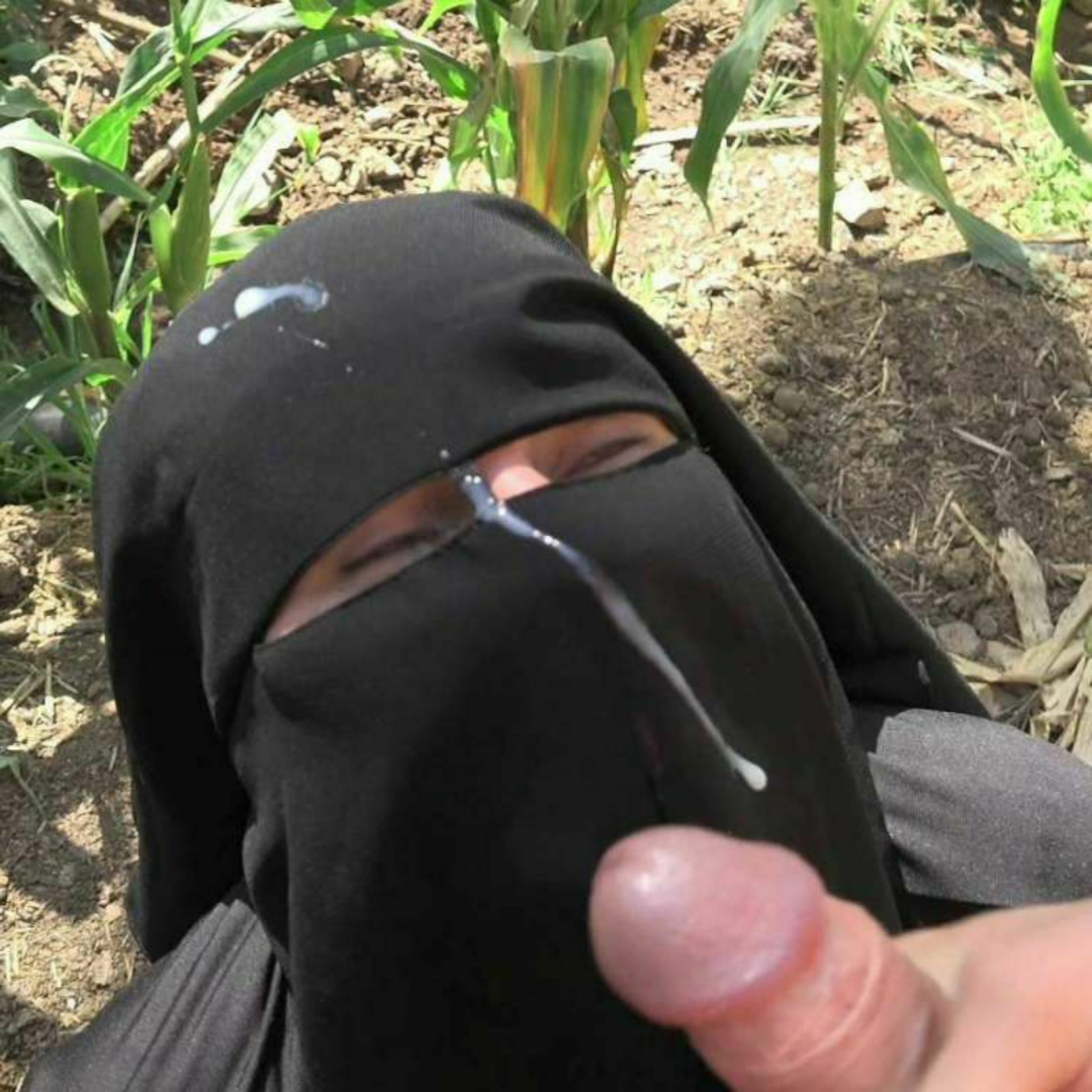 Musulmanes desnudos en hijabs
