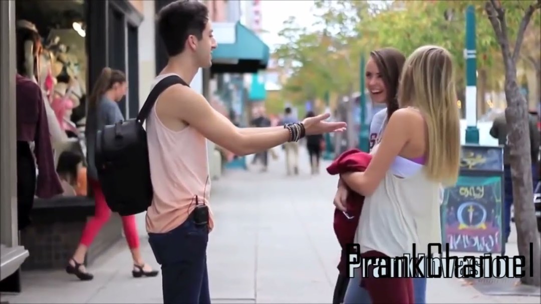 Ursula Korberro Paper House en pantalones cortos