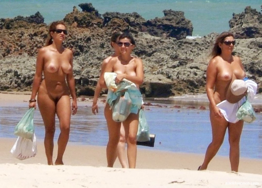 Nudistas brasileños en la playa