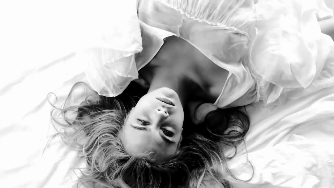 Cara Delevingne en la cama