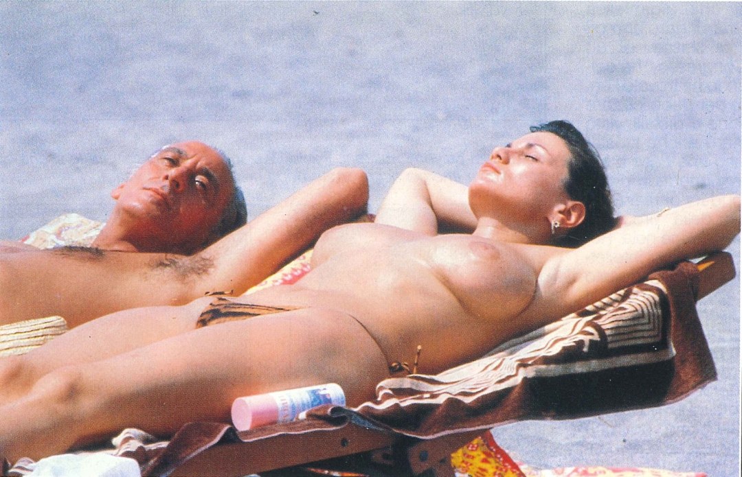 Serena grandi (Serena grandi) desnuda