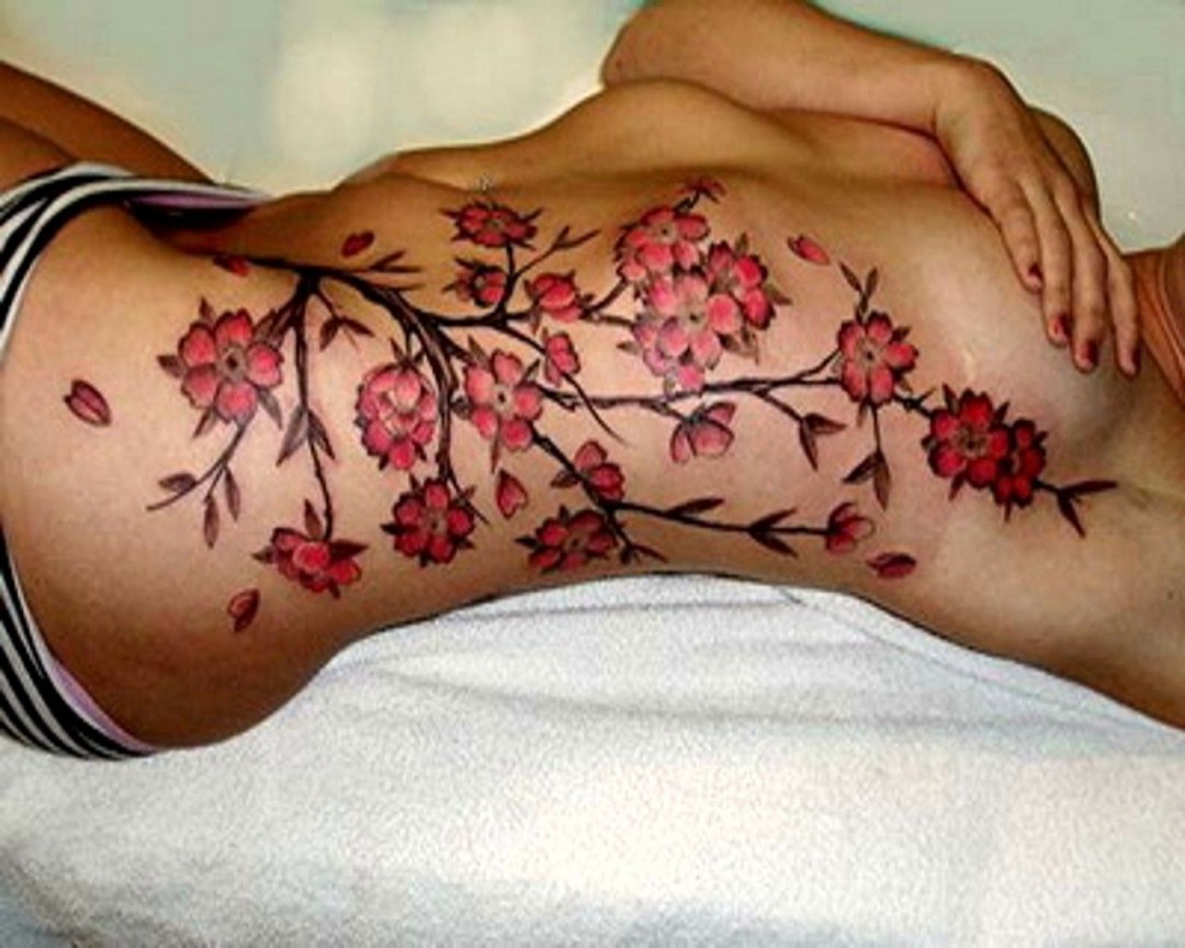 Tatuaje de Sakura en el cuerpo