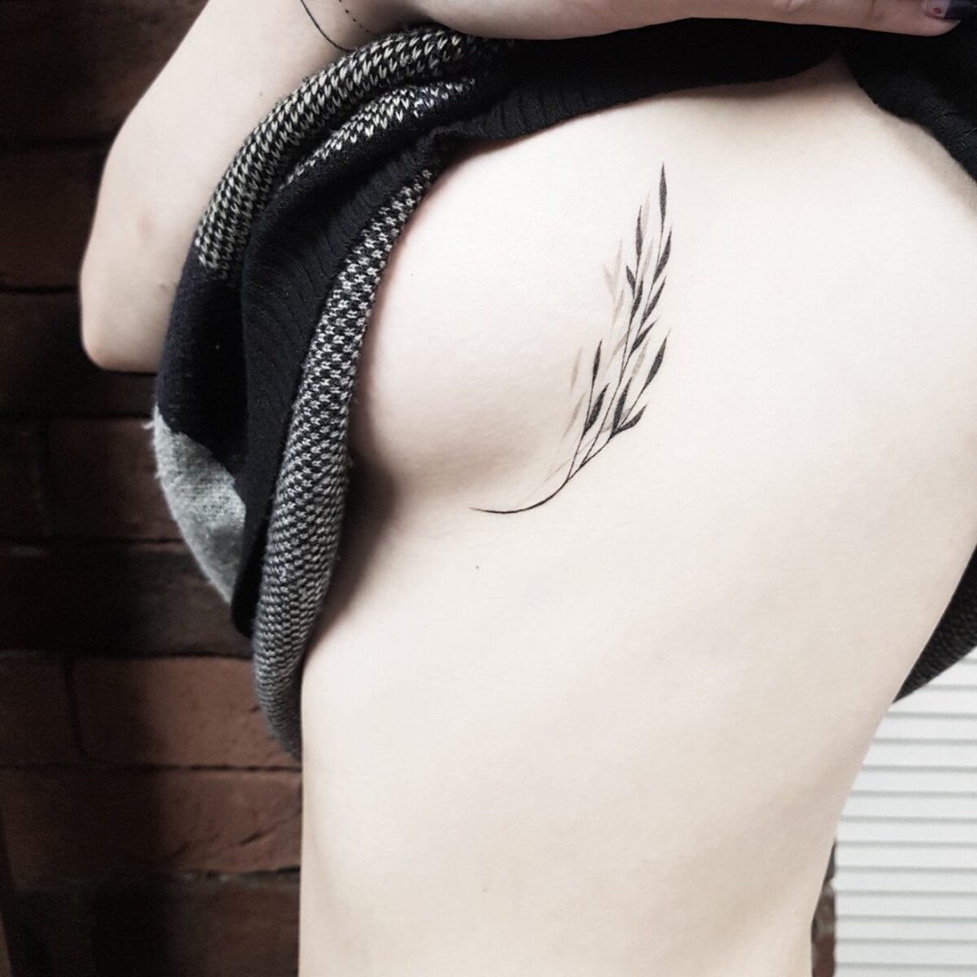 Minimalismo del tatuaje debajo del pecho