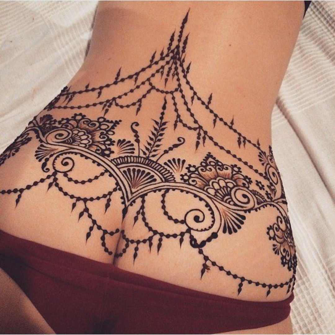 Tatuaje de henna en la parte baja de la espalda