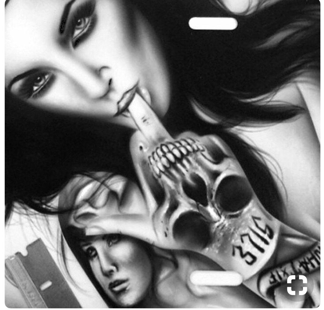 Niña tatuada con un cigarrillo