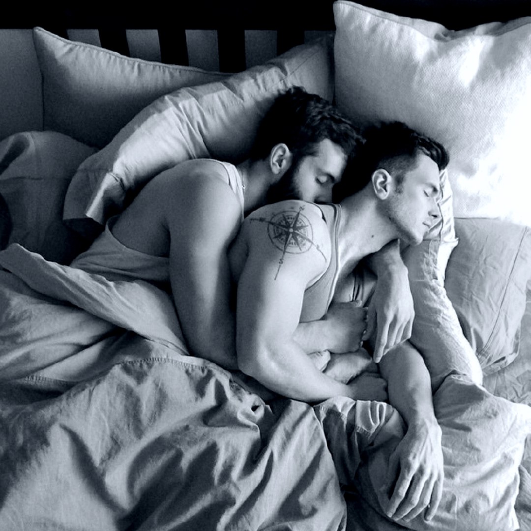 Dos hombres en la cama