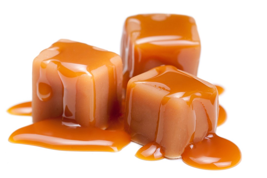 Caramelo líquido sobre un fondo blanco