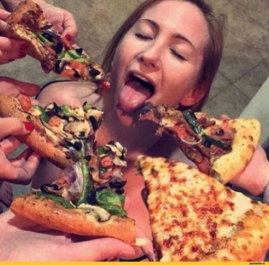 El repartidor de pizza frota loción en mujer desnuda