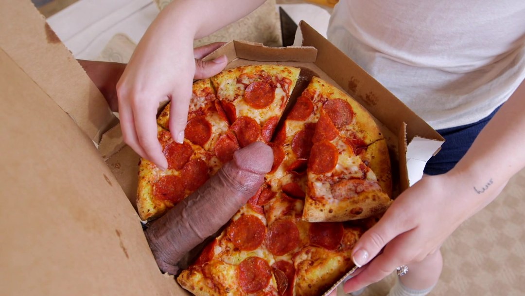 Pizza desnuda sin bragas