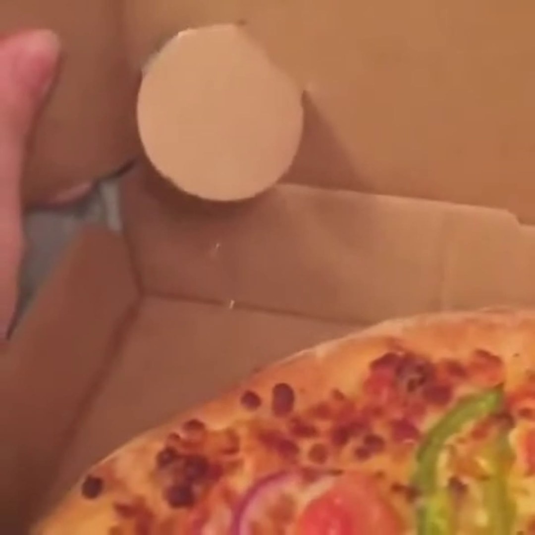Pizza desnuda sin bragas