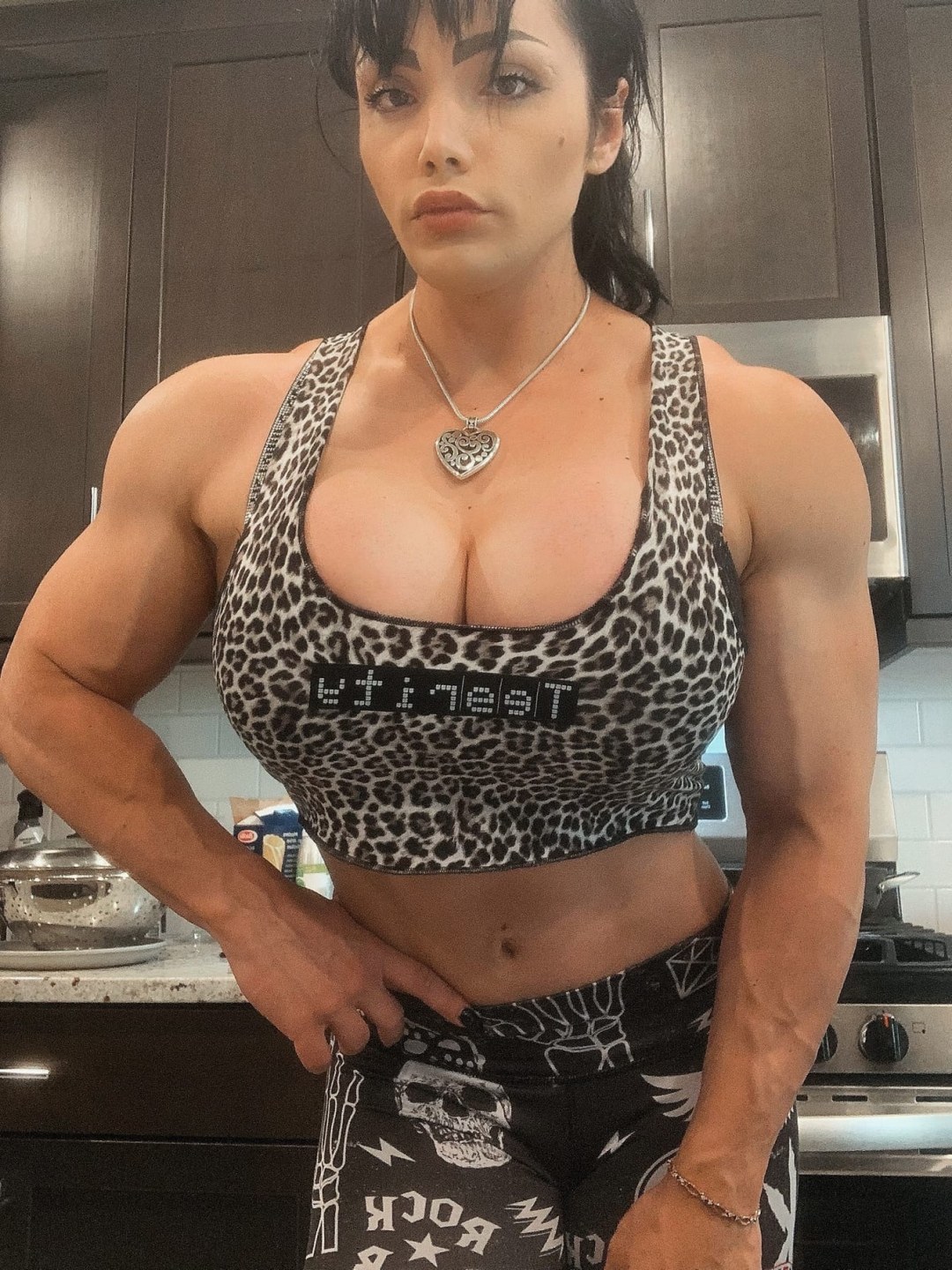 Noelle Rockwell Stants Intestinos de estómago deportivo