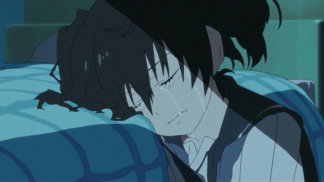 Anime llora en una almohada
