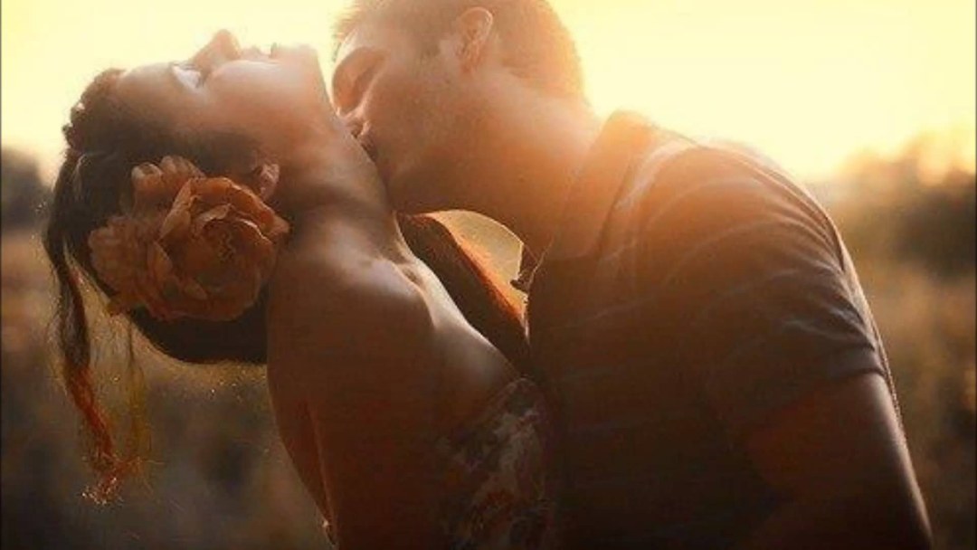 Gimnasta en el fondo de la puesta de sol