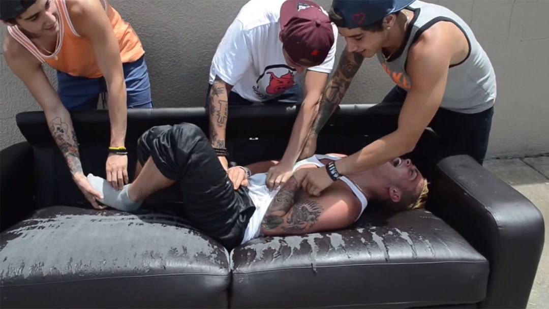 Haciendo cosquillas en el arte del chico