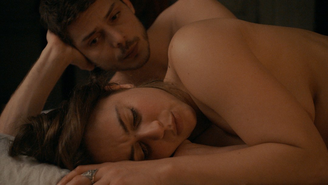 ¿Qué significa el smiley con la lengua en el costado?