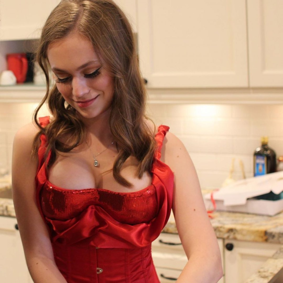 Ella Bellentyn Adulto en traje de baño