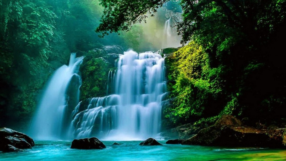 Hermosa cascada en el teléfono