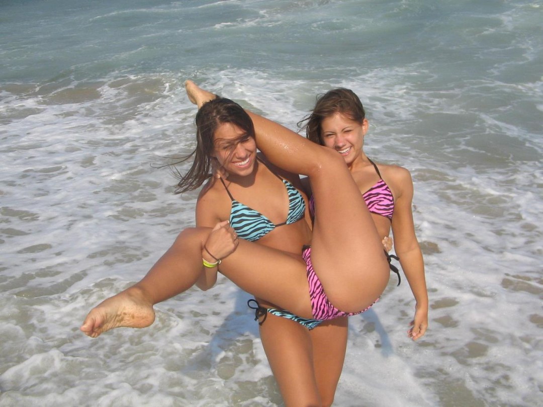 Chica en pantalones cortos deportivos a cuatro patas