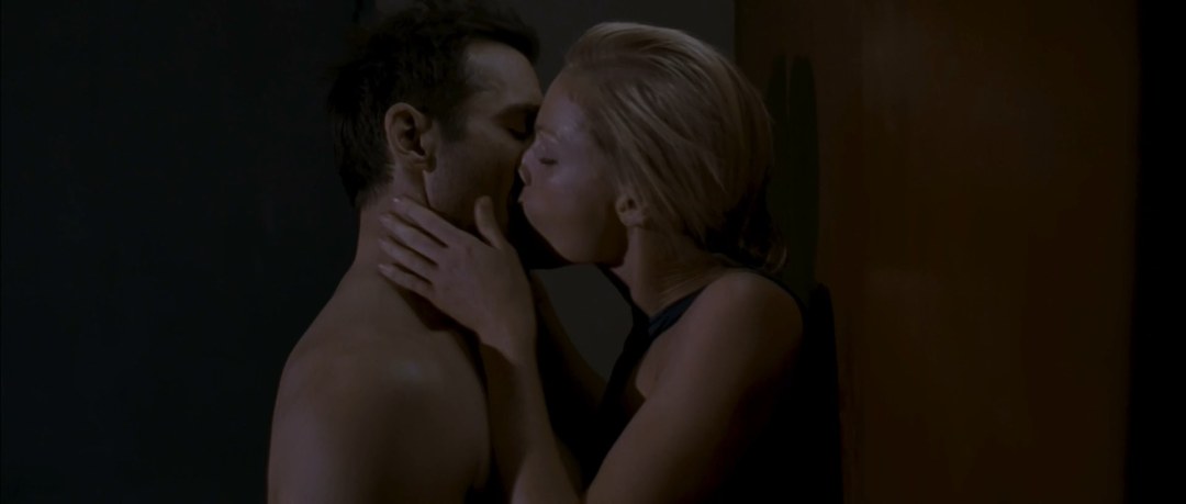 Escena de Butt de Kate Nauta en nueve millas hacia abajo