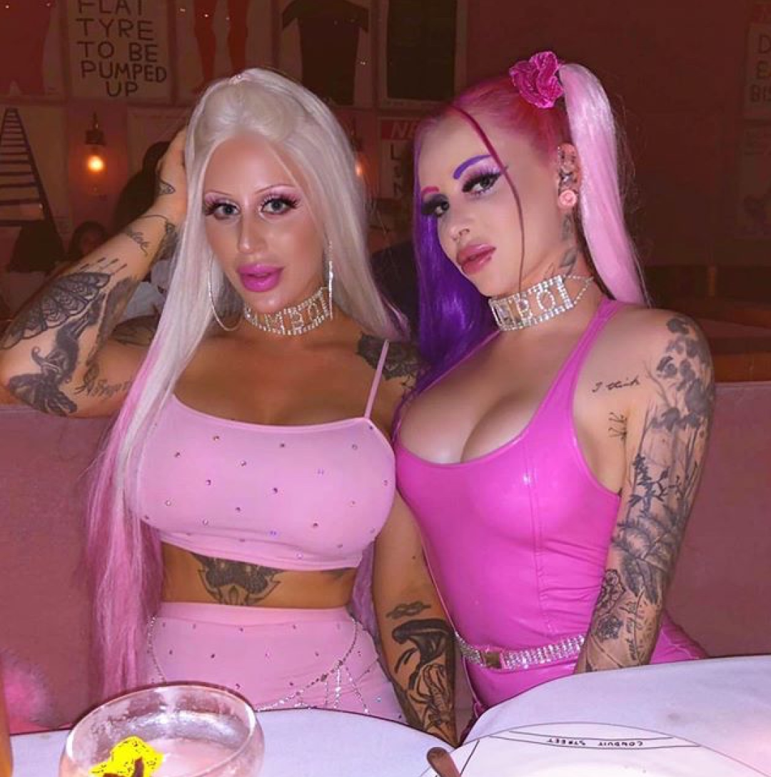 Pechos de silicona en el club XXX