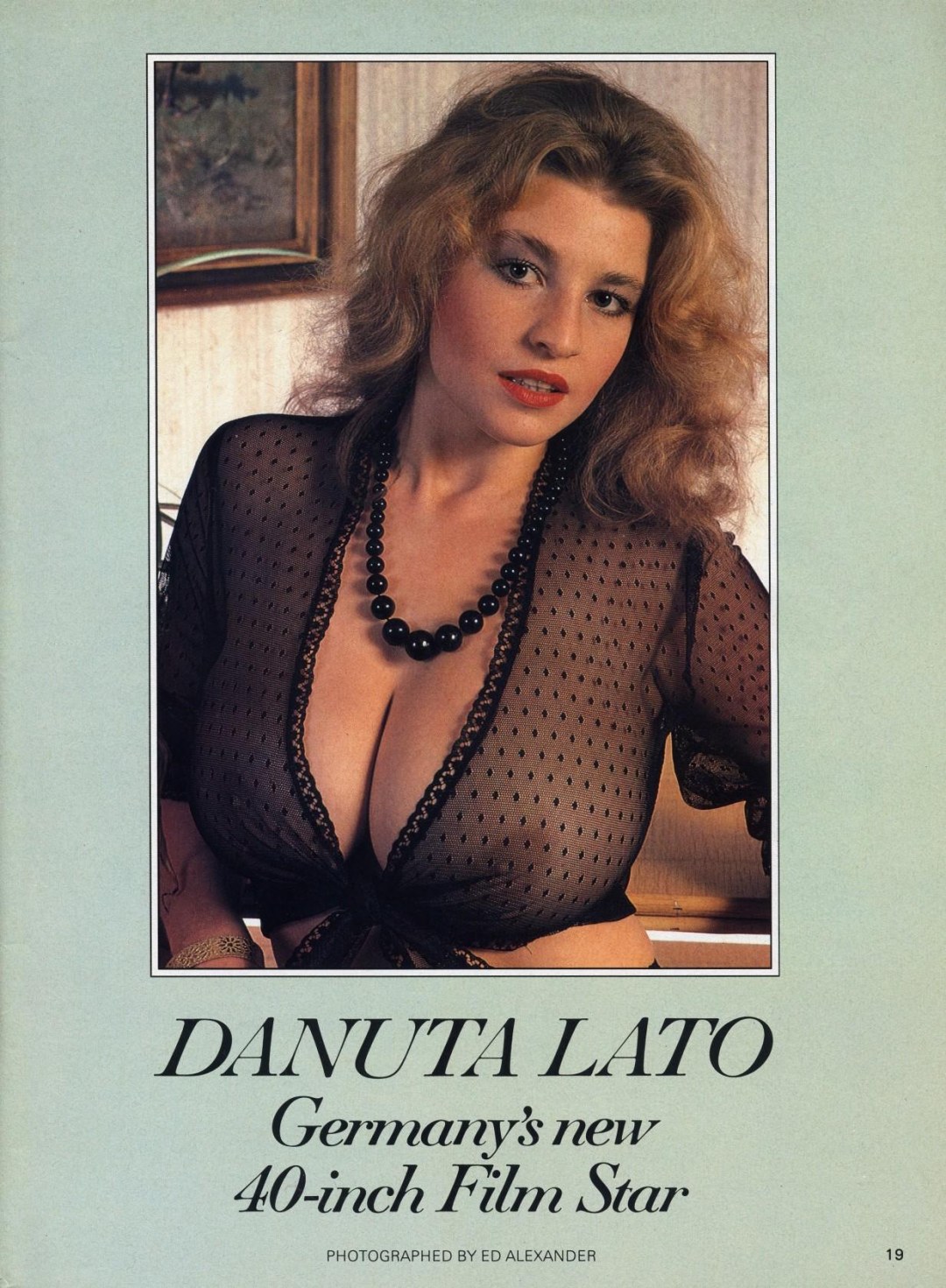 Dadas latas tetas desnudas