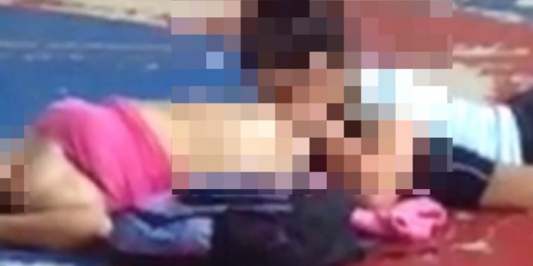 El chico se pone al día con la niña dibujando